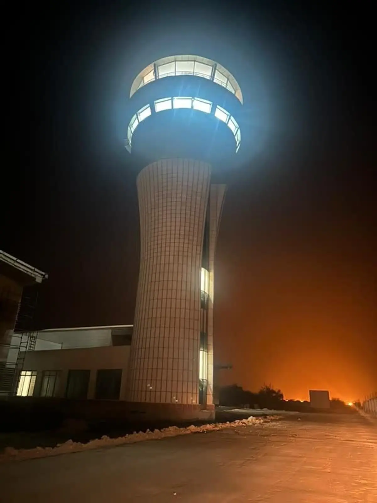 تکمیل ساختمان تکنیکال بلاک و برج مراقبت فرودگاه بین‌المللی قشم در هفته دولت