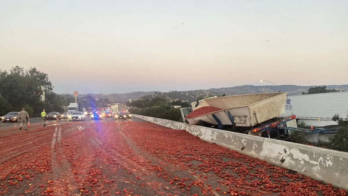 ببینید| تصادف ۷ خودرو پس از ریختن بار گوجه فرنگی در اتوبان
