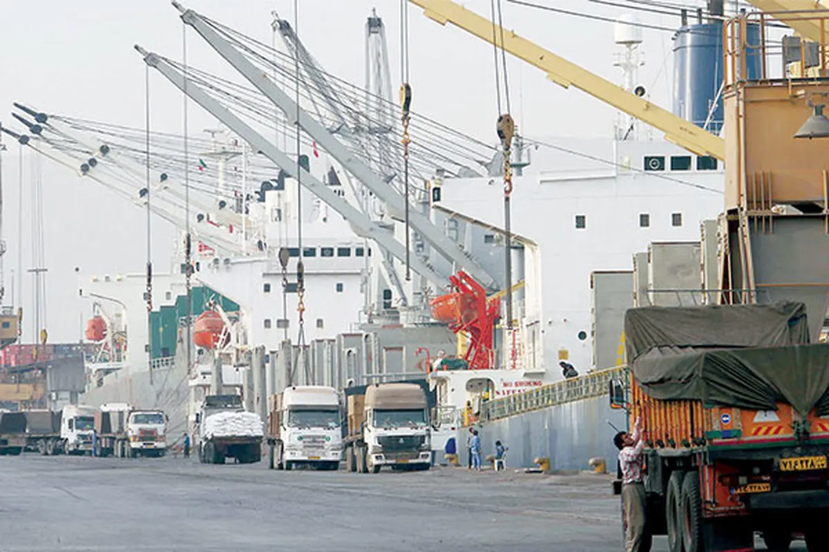 نقش بنادر کشور در افزایش افزوده حاصله از تجارت دریایی