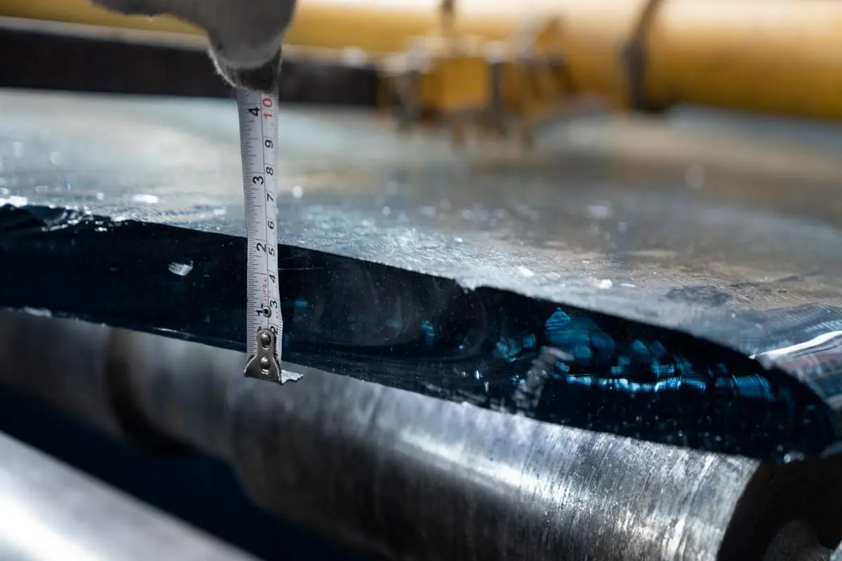 تولید شیشه ۴۹ میل با ابعادی بیش از ۳۷ متر طول