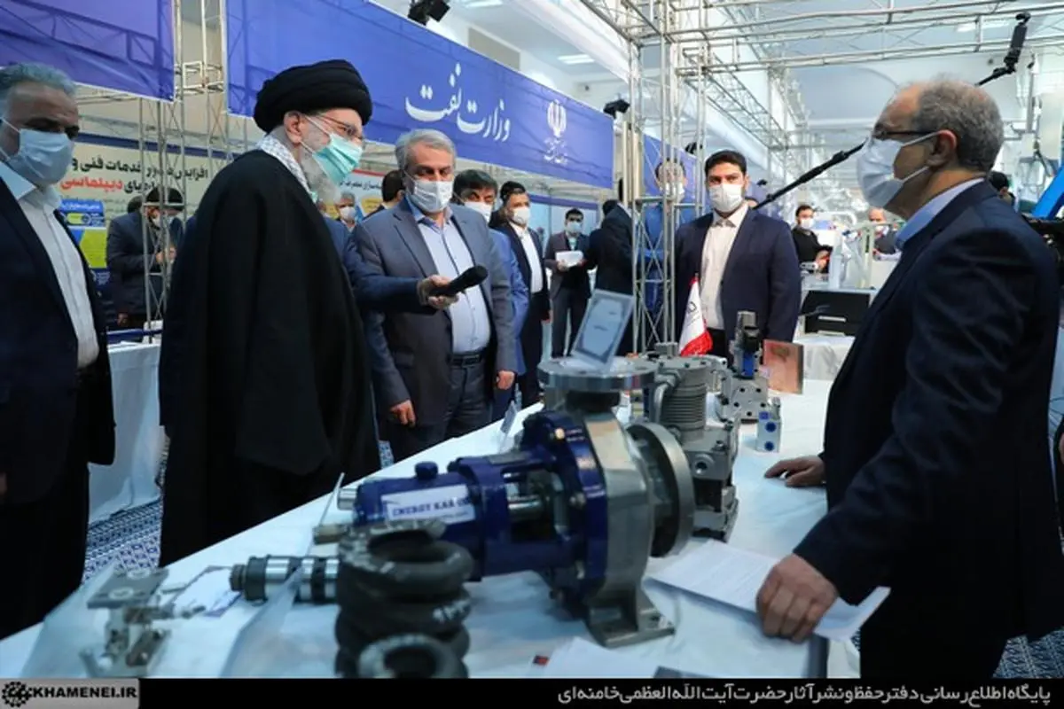 بازدید رهبر معظم انقلاب اسلامی از غرفه وزارت صمت در نمایشگاه توانمندی های صنعتی
