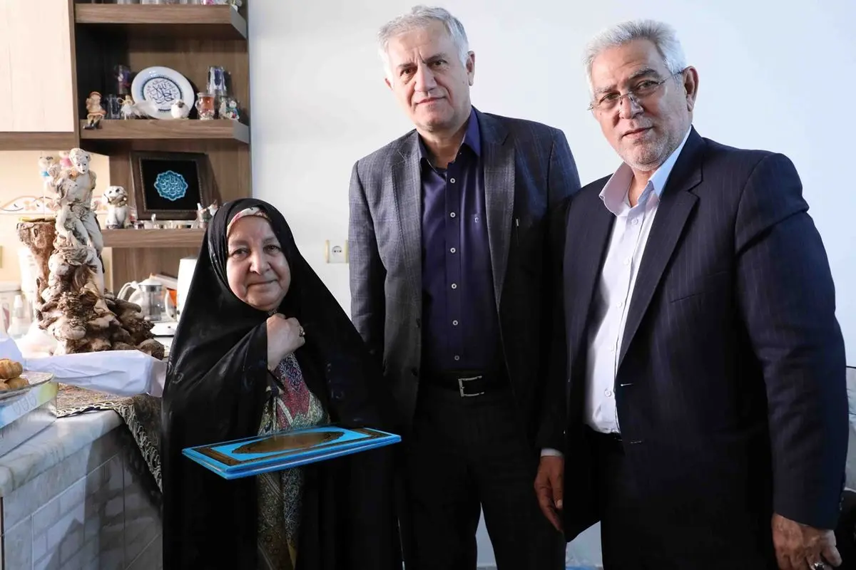  دیدار جمعی از مدیران بنیاد شهید و بانک دی با خانواده دو شهید در مشهد مقدس