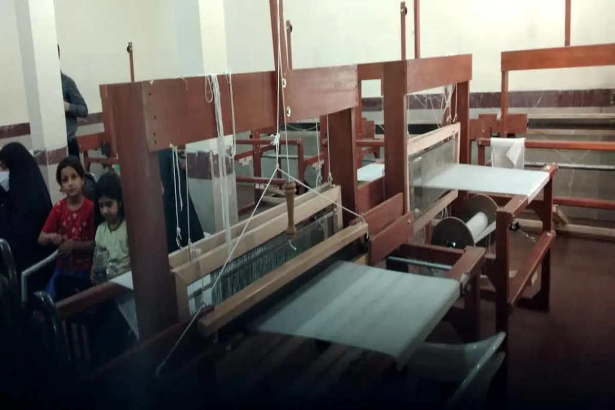 گام دیگر هلدینگ خلیج فارس برای اشتغال زایی زندانیان و خانواده‌های آن‌ها با افتتاح کارگاه تولید پارچه‌های نخی و البسه 
