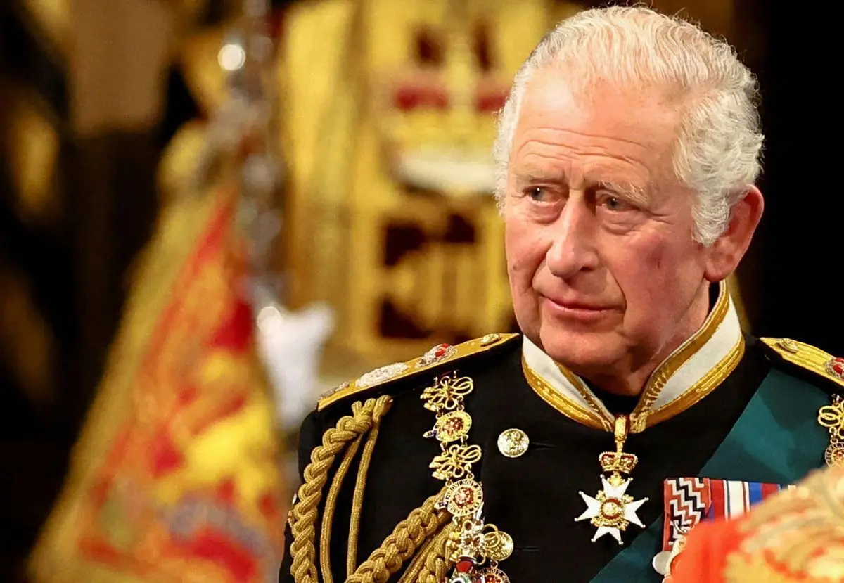 ببینید | جنجال عجیب شاه انگلیس در کاخ پادشاهی | شاه انگلیس وسواس دارد؟