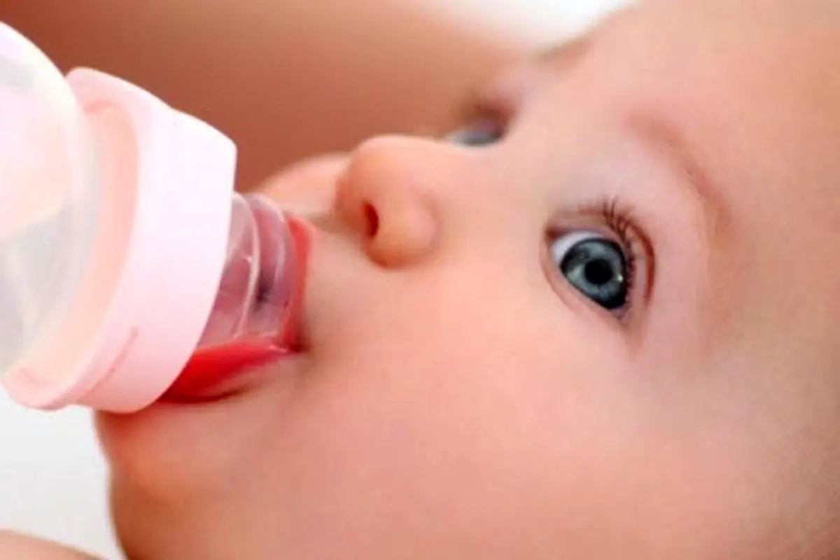چه زمانی می توانیم به نوزادان آب بنوشانیم؟