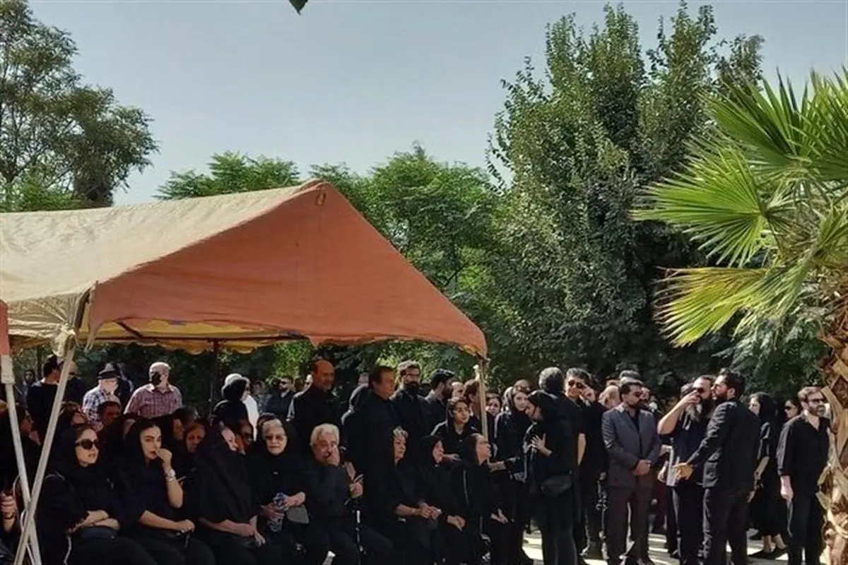 نامناسب ترین لباس در مراسم امین تارخ سوژه شد | رخت عروسی در مجلس عزای امین تارخ
