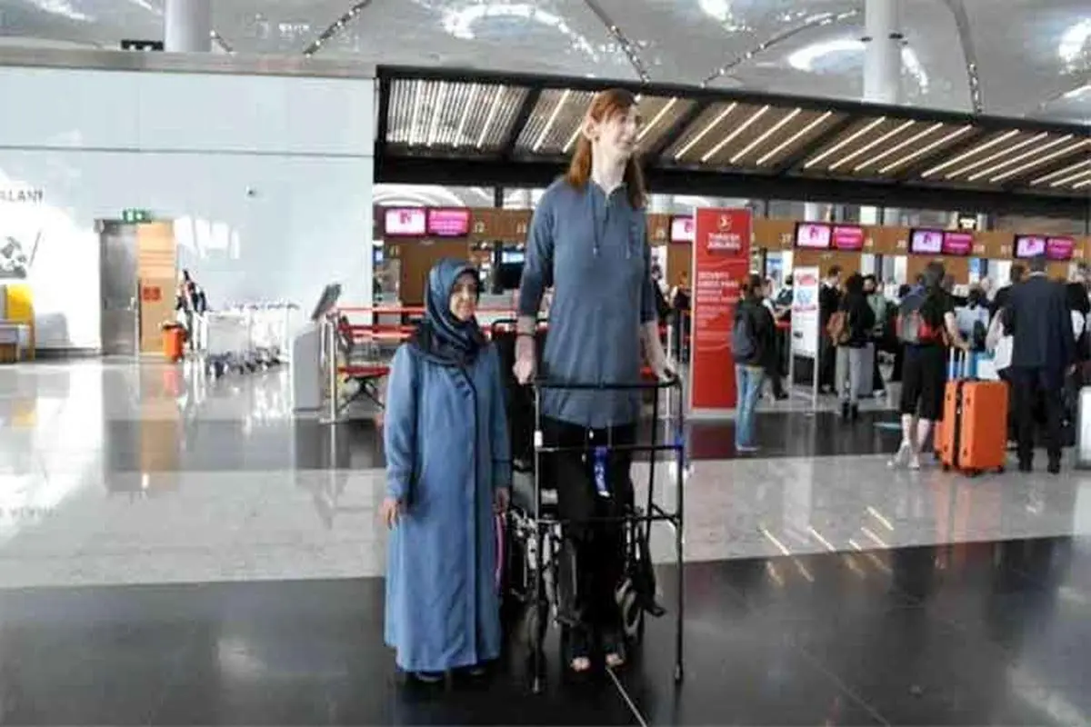 نخستین سفر بلند قدترین زن جهان با هواپیما + عکس