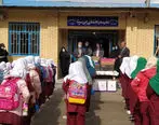 اهدای بسته‌های کمک آموزشی به دانش آموزان مدرسه ابن سینا

