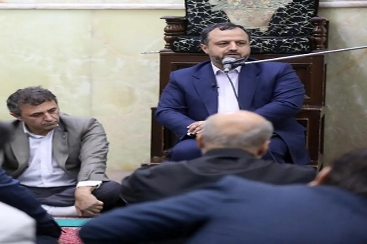 برپایی میز خدمت بیمه ایران در مسجد ‌"سادات اخوی" ‌با حضور وزیر اقتصاد