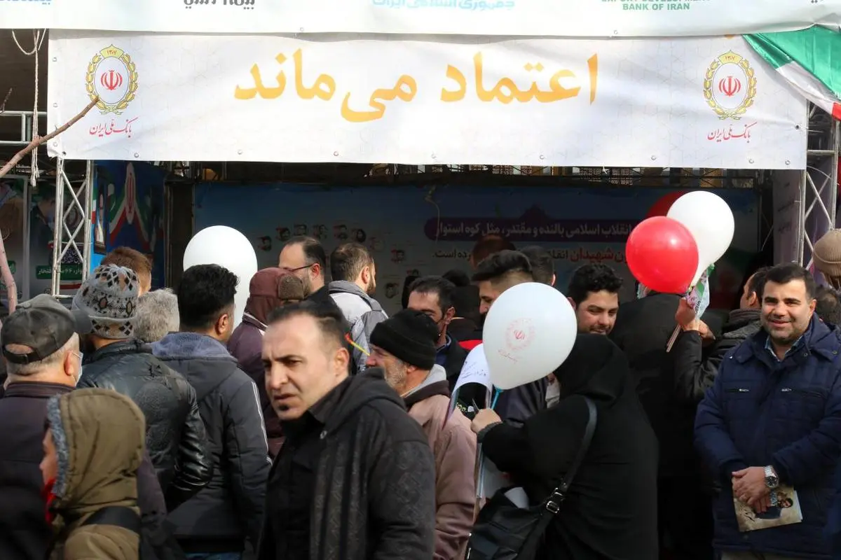 بازدید سرپرست بانک ملی ایران از غرفه بانک در مسیر راهپیمایی ۲۲ بهمن