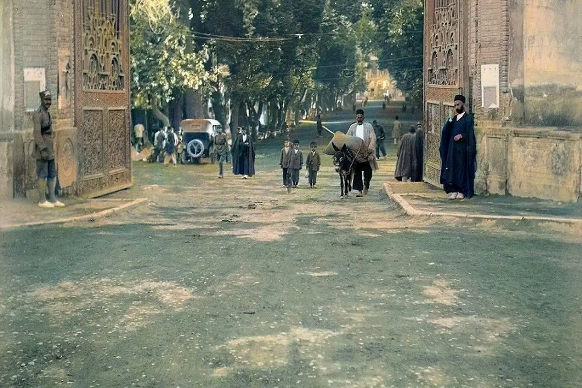 (تصاویر) سفر به عصر قاجار؛ از پسر رقاص و دلقک دربار تا قدیمی‌ترین عکس بیمارستان