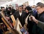 رونمایی مهندس ضرغامی از تابلوی گل و مرغ هنرمند اصفهانی در نمایشگاه تهران