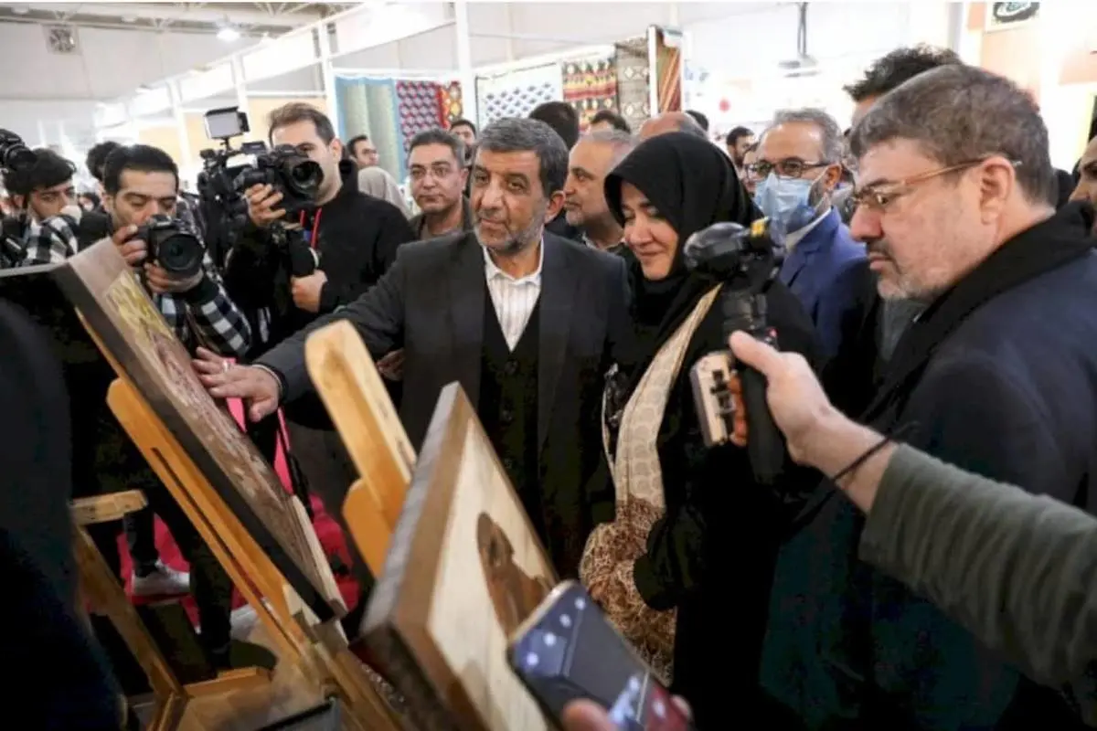 رونمایی مهندس ضرغامی از تابلوی گل و مرغ هنرمند اصفهانی در نمایشگاه تهران