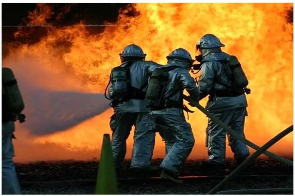 همراهی مجاهدانه آتش نشانان شرکت پالایش نفت تهران در اطفاء حریق کارخانه رنگ سازی
