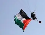 اهتزاز پرچم فلسطین بر فراز آب های خلیج فارس توسط پاراگلایدرسواران قشم