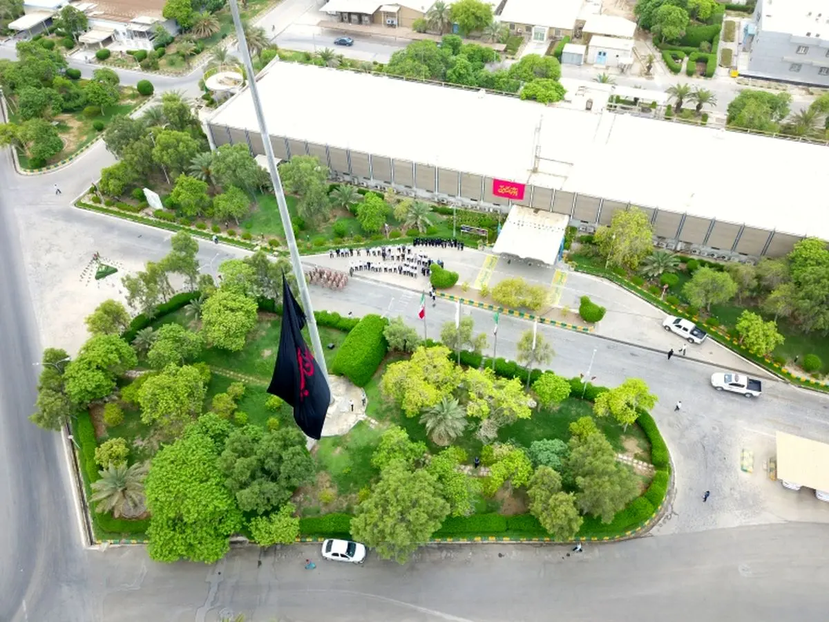 آیین اهتزاز پرچم عزای امام حسین (ع) در پتروشیمی بندرامام برگزار شد + ویدیو