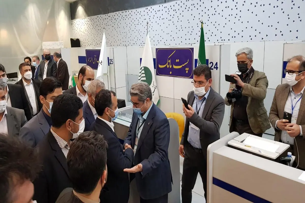 بازدید وزیر امور اقتصادی و دارایی از میز خدمت پست بانک ایران در مشهد