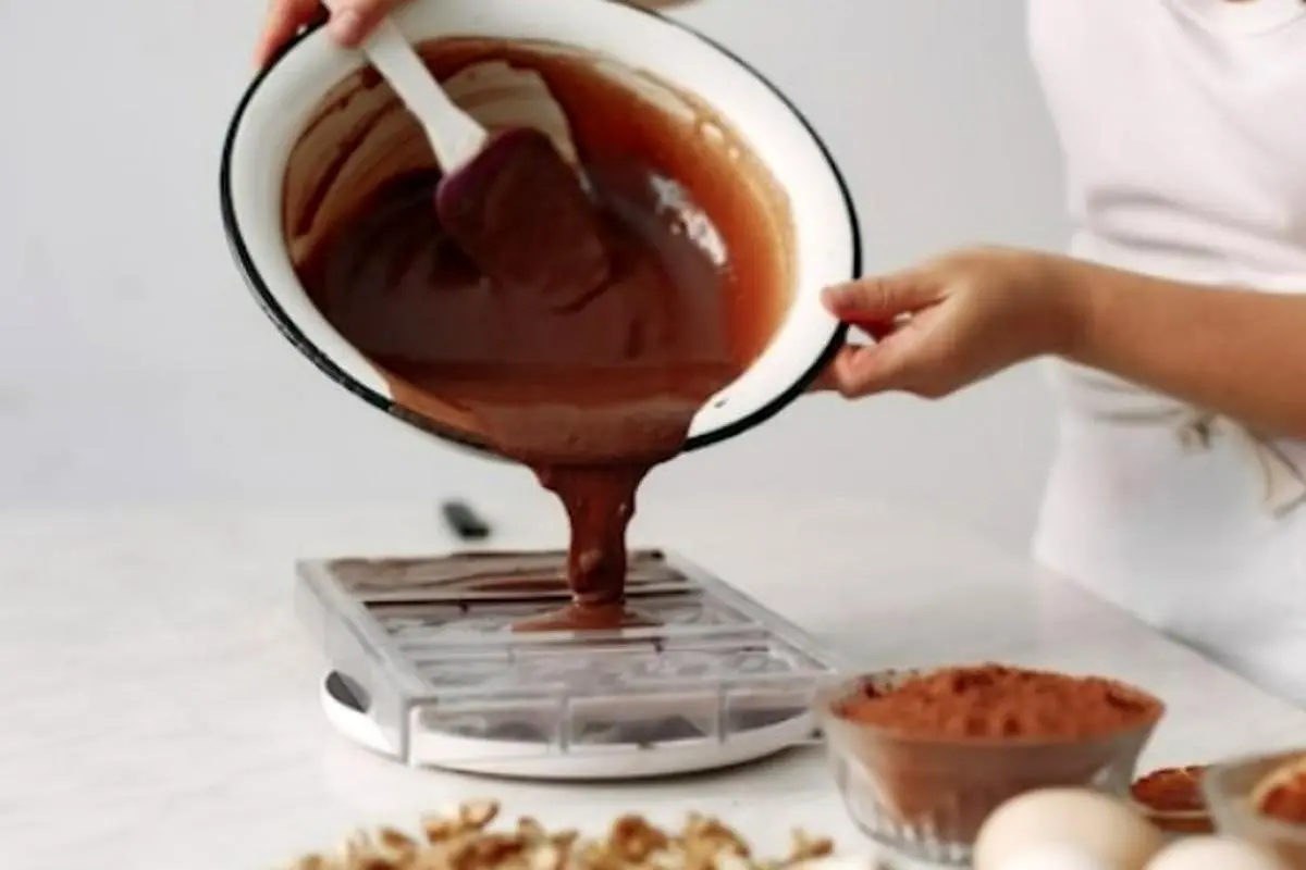 چگونه سس شکلات بپزیم | ترفندهای جذاب تهیه سس‌های خانگی